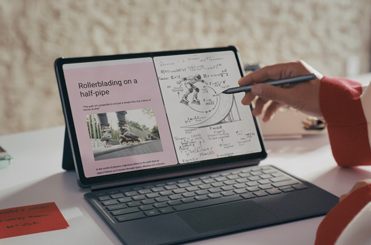 Планшет Lenovo с подключённой клавиатурой и стилусом на столе студента